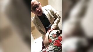 سكس عربي - فضيحة السكرتيره مع المدير فى حمام الشركه مقلعها البنطلون و زانقها فى الحمام