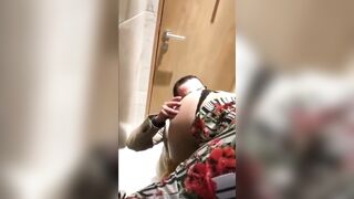سكس عربي - فضيحة السكرتيره مع المدير فى حمام الشركه مقلعها البنطلون و زانقها فى الحمام