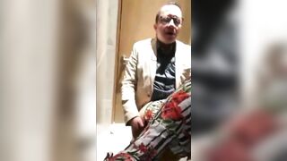 سكس عربي - فضيحة السكرتيره مع المدير فى حمام الشركه مقلعها البنطلون و زانقها فى الحمام